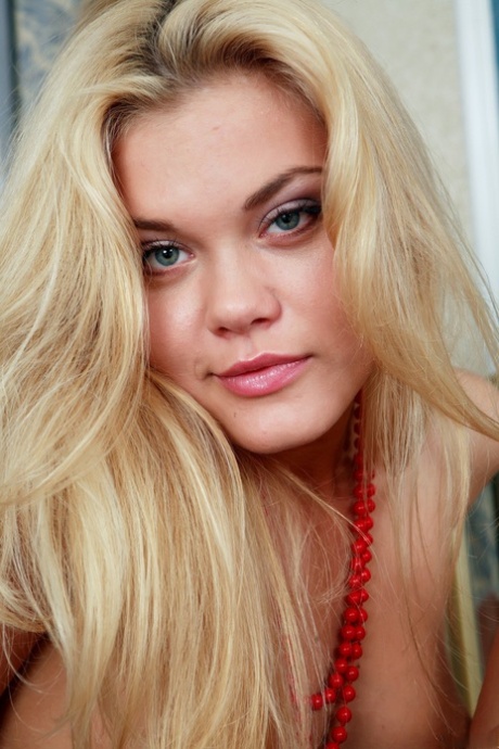 lubben blond åpen munn topp kunst galleri